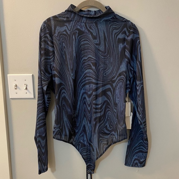 Good American sheer mesh mock neck bodysuit in blue abstract print size 5. 2XL - Picture 3 of 8